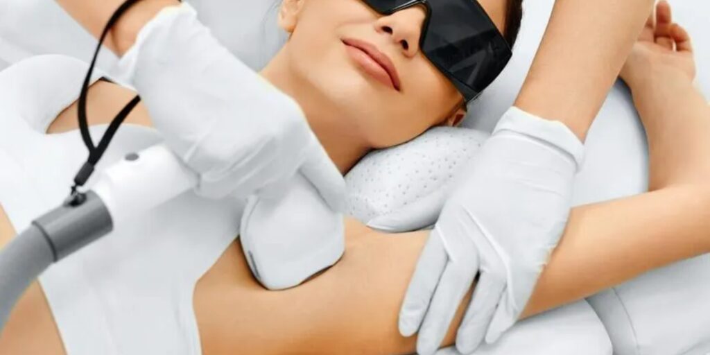 Triệt lông nách giá bao nhiêu? Bảng giá và công nghệ triệt lông an toàn tại EMME Beauty & Spa 4 Triệt lông nách có đau không, có hết vĩnh viễn không